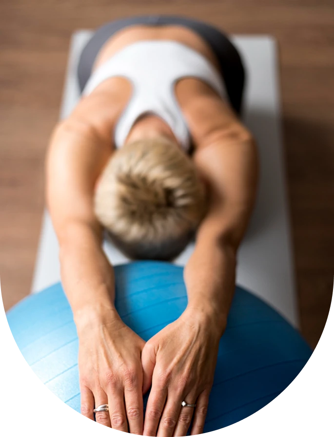 Mujer estirando Yoga