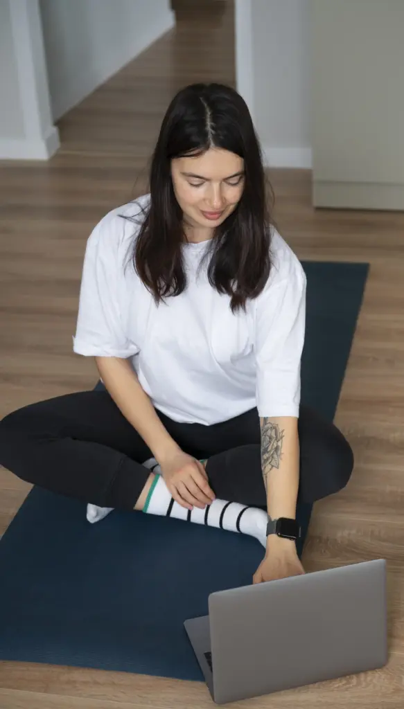 mujer-tumbada-con-ordenador