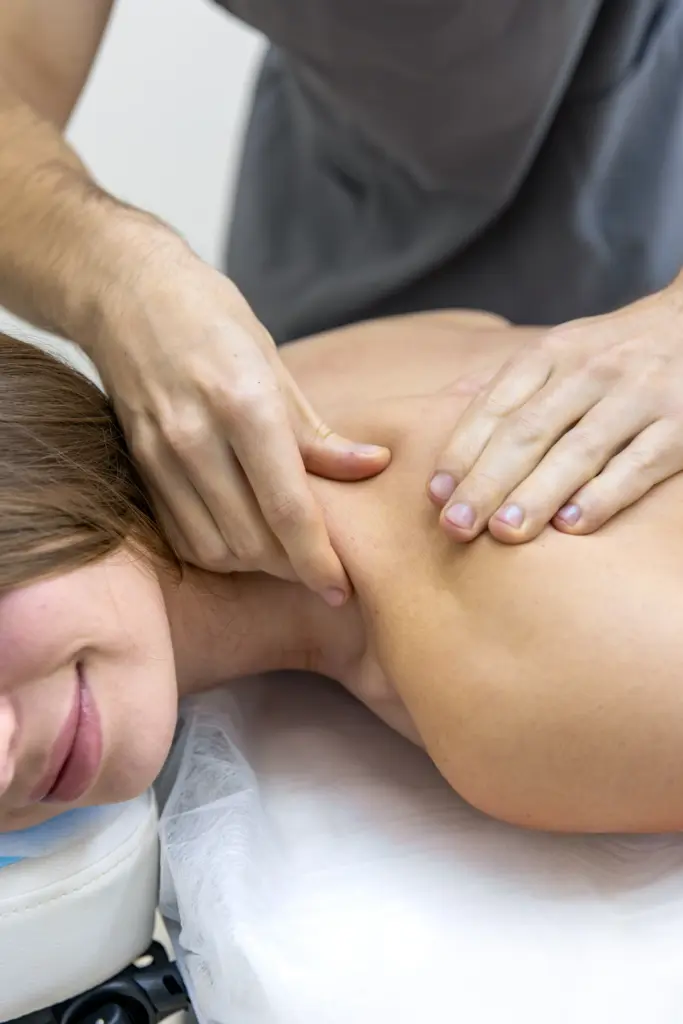 mujer-camilla-masaje-espalda